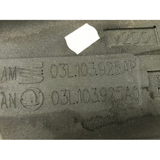 Декоративна накладка двигуна VW Passat B6 2.0TDI 2005-2010 03L103925AP